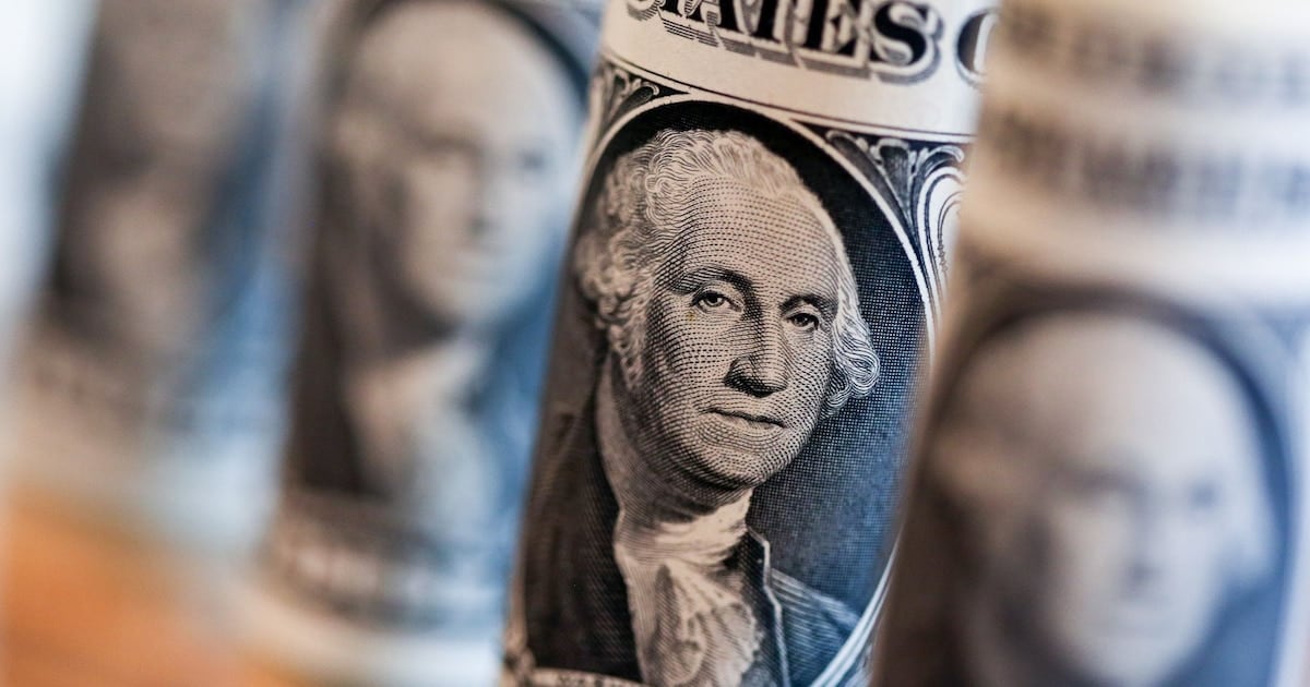 El dólar oficial marcó un techo histórico en el Nación y la brecha con el blue se redujo a veinte pesos