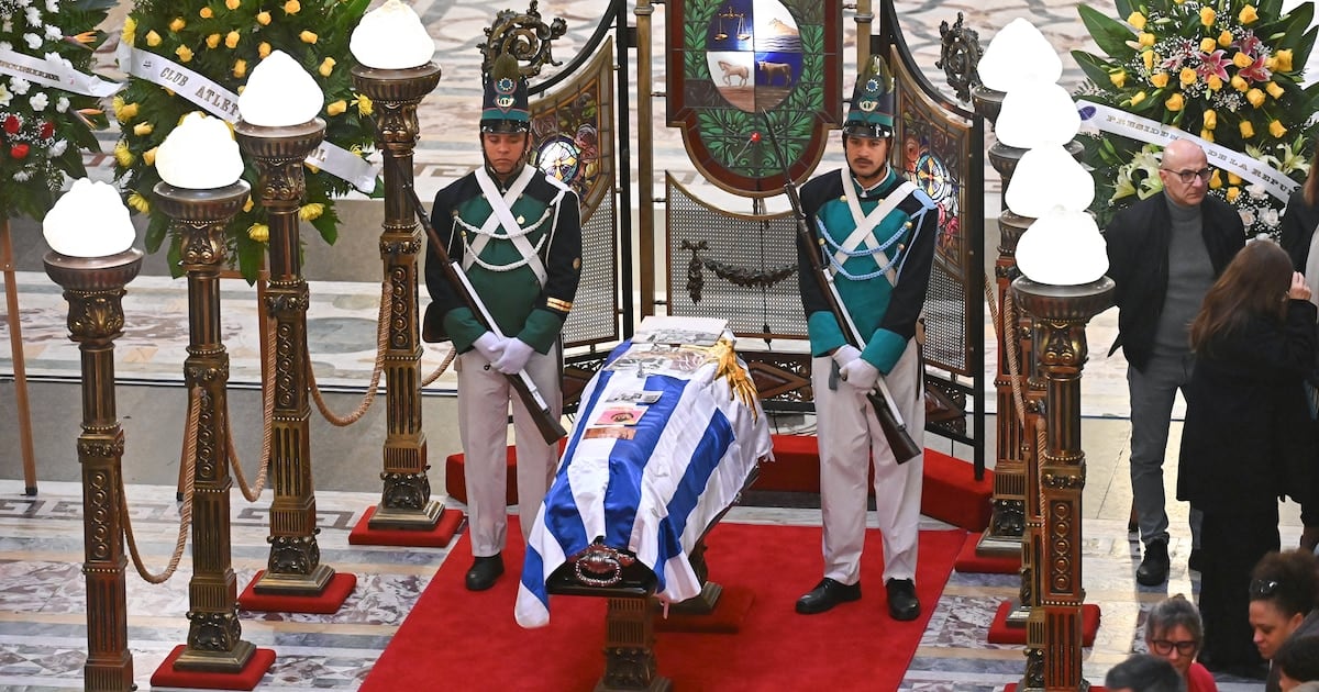 La última ovación de Rubén Rada: Montevideo lo despidió entre cánticos y palmas de candombe en el Palacio Legislativo