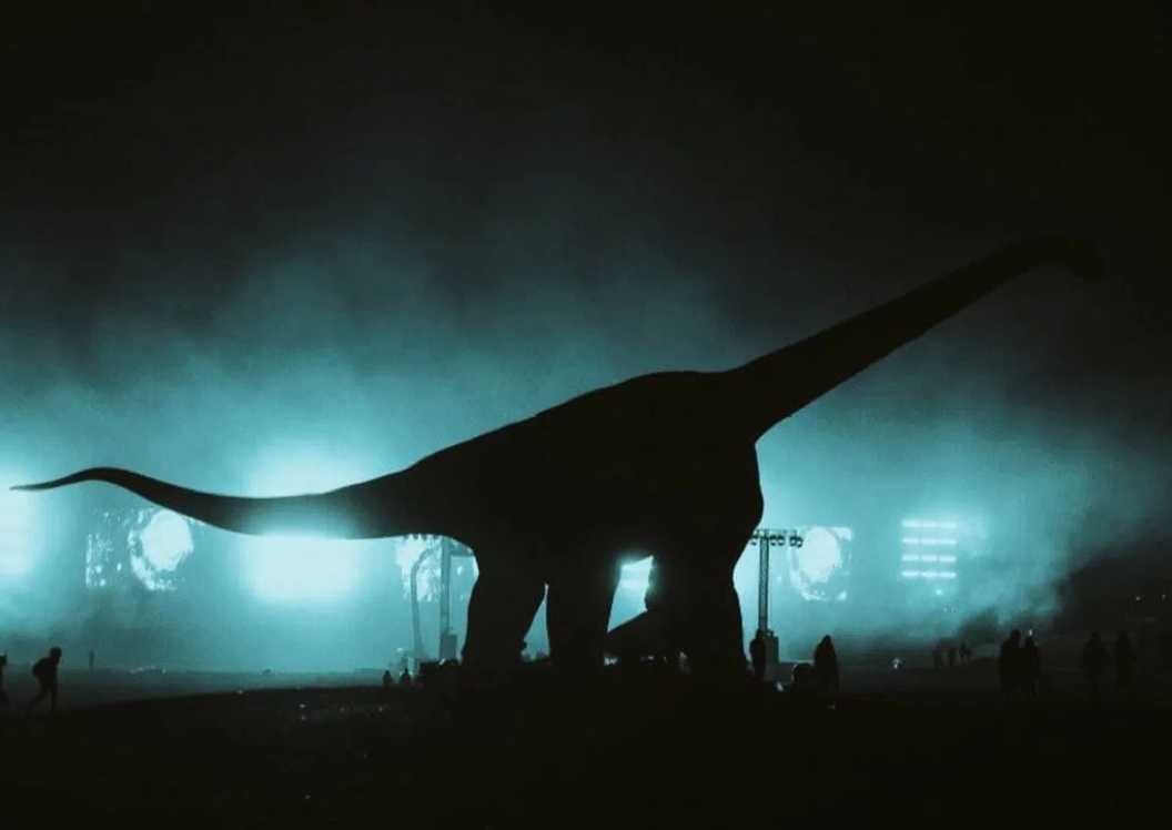Dinosaurios en la vereda: Abrams defiende la apuesta intimista de "El final de Oak Street" y la despega de Parque Jurásico