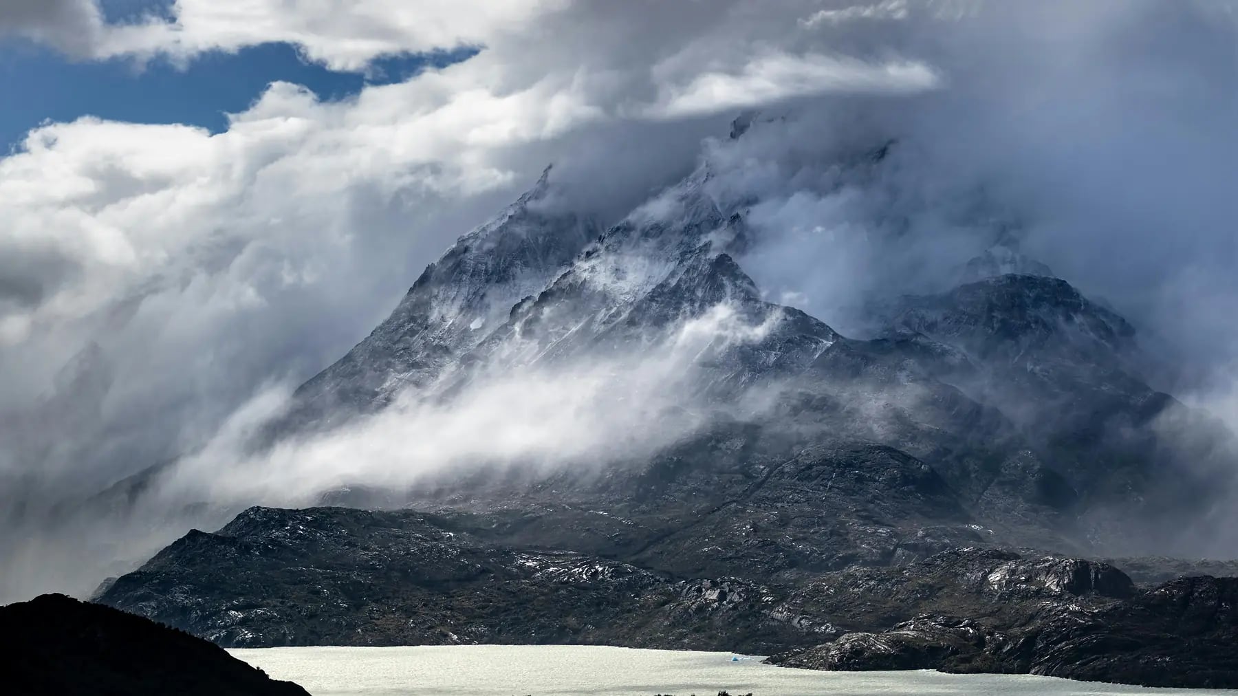Neuquén transita un viernes gris y ventoso, con la cordillera como la zona más castigada por el frío y la nieve