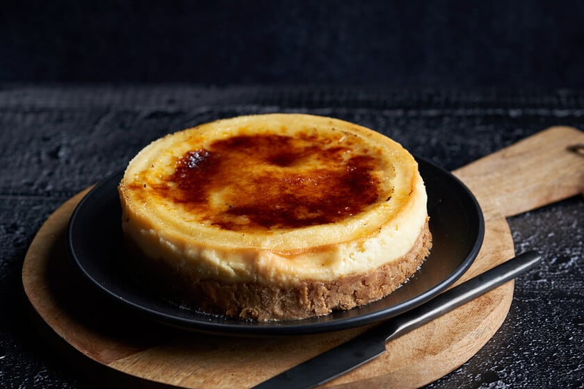 Un cheesecake con costra caramelizada: la fusión que se corona con soplete y se reposta de un día para otro