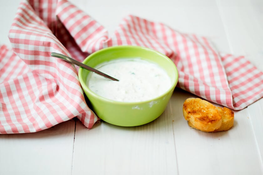 Tzatziki casero: la salsa fría de yogur y pepino que la cocina griega popularizó en la mesa occidental