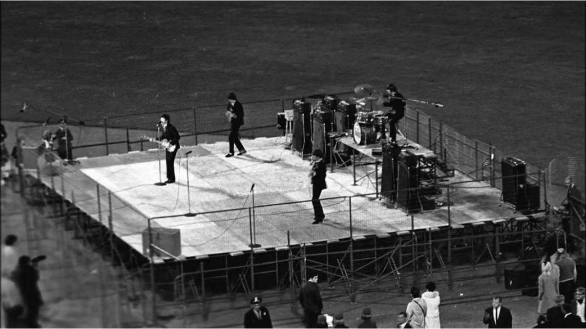 Aquella noche del alambrado y el camión blindado: cuando The Beatles se bajaron del escenario sin avisar