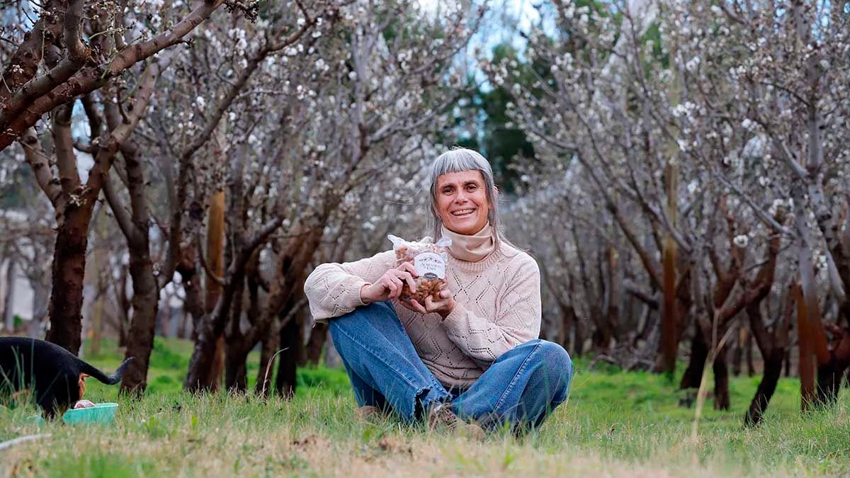 Teresita, la profesora que aprendió a cosechar almendras junto al Limay