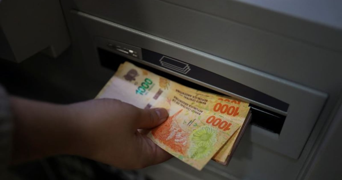 Cajeros, reposiciones y plásticos adicionales: el mapa completo de comisiones que publicó el Banco Central