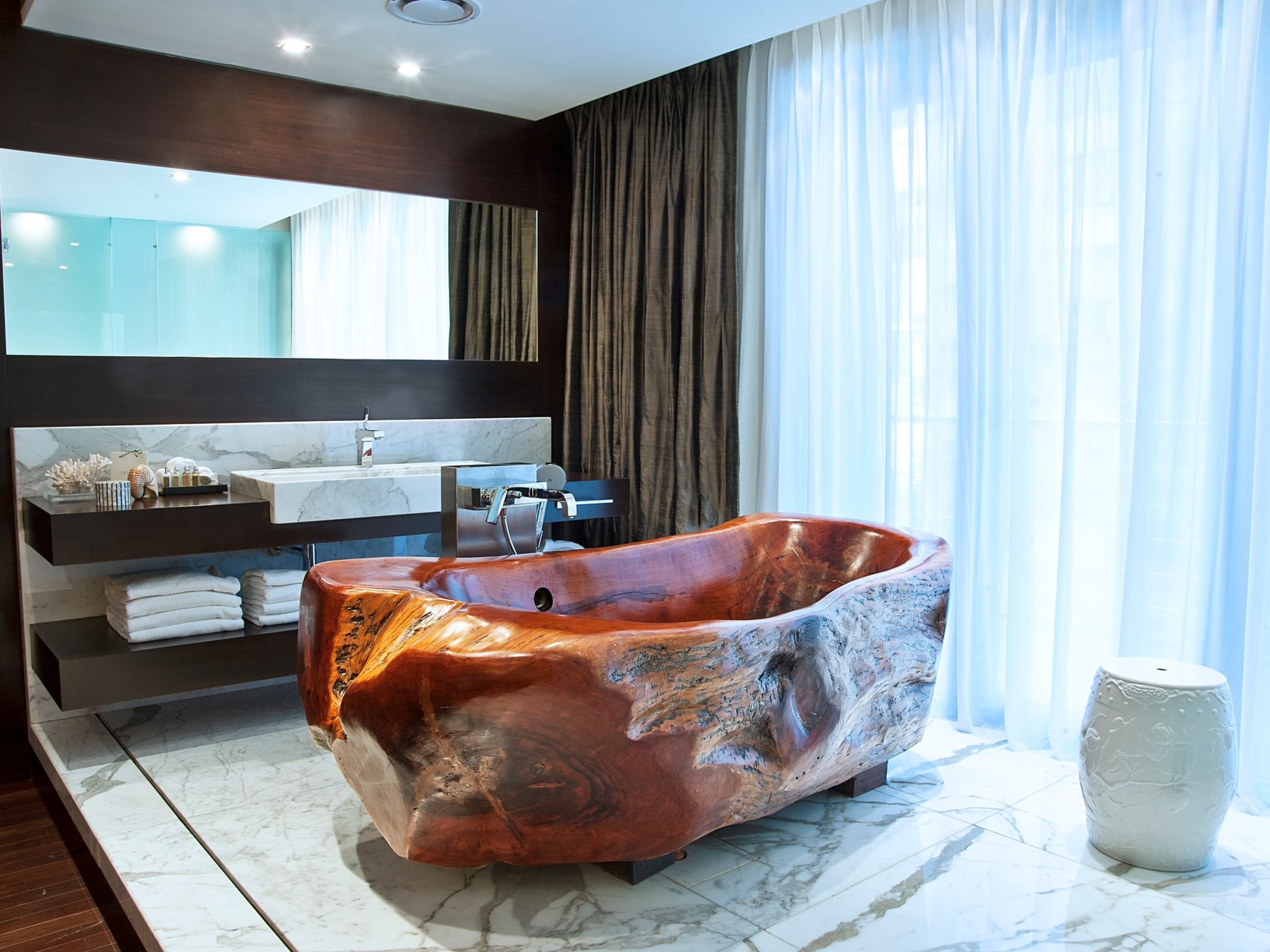 Una cava con cerca de 300 etiquetas y bañeras talladas en una sola pieza: el hotel de Recoleta que apuesta a la identidad vitivinícola