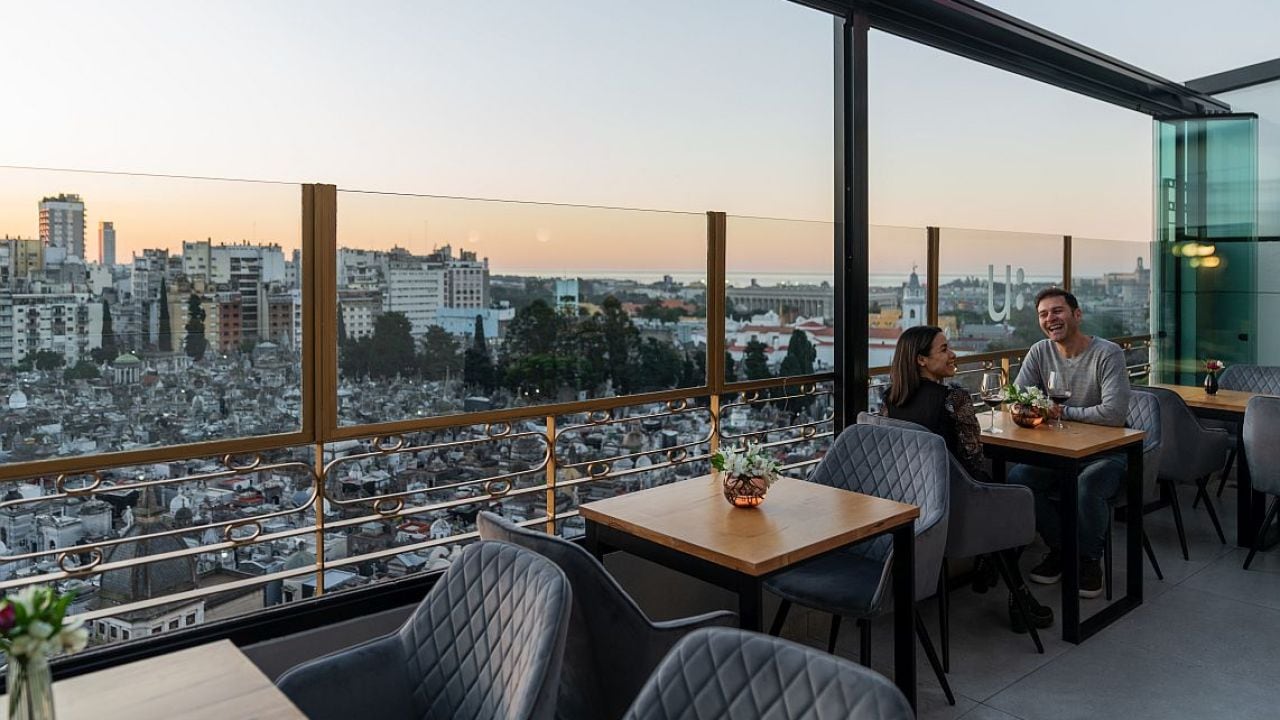 Una terraza vidriada frente a Recoleta ofrece una vista aérea del cementerio con audioguías y merienda