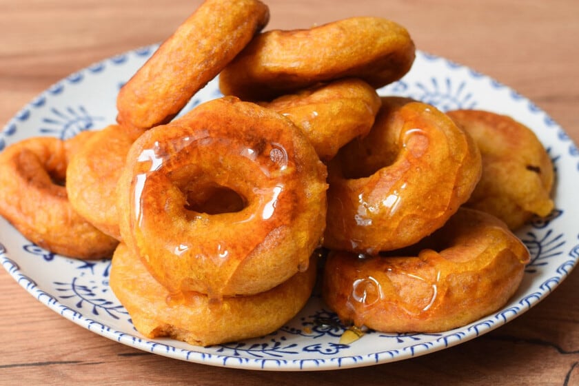 Los picarones, la rosquilla andina que une calabaza, boniato y miel de especias