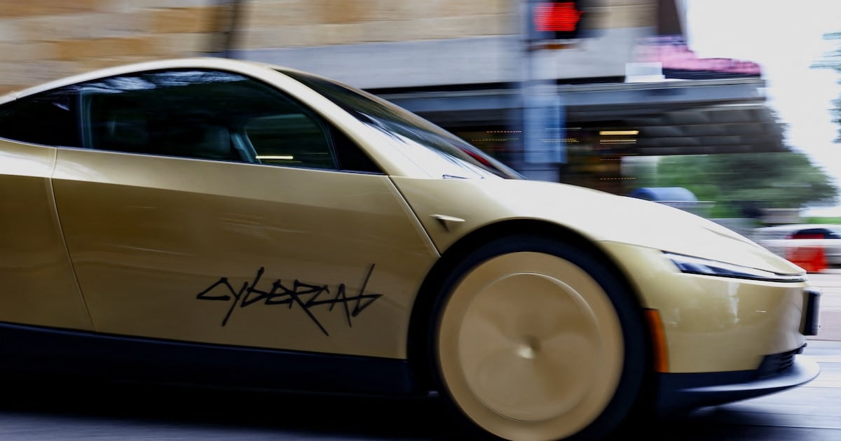 Tesla dice que el Cybercab cumple todo y la NHTSA le responde: mostrá los papeles