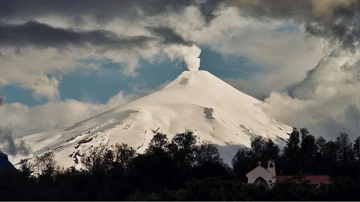 El Villarrica pasa a alerta amarilla y obliga a mirar de cerca el flanco cordillerano del sur neuquino
