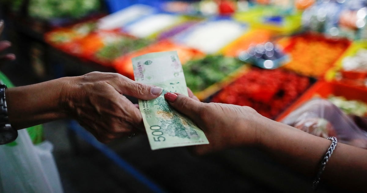 Estimaciones privadas coinciden en que la inflación de agosto se enfría, pero la dinámica de servicios y combustibles frena la baja