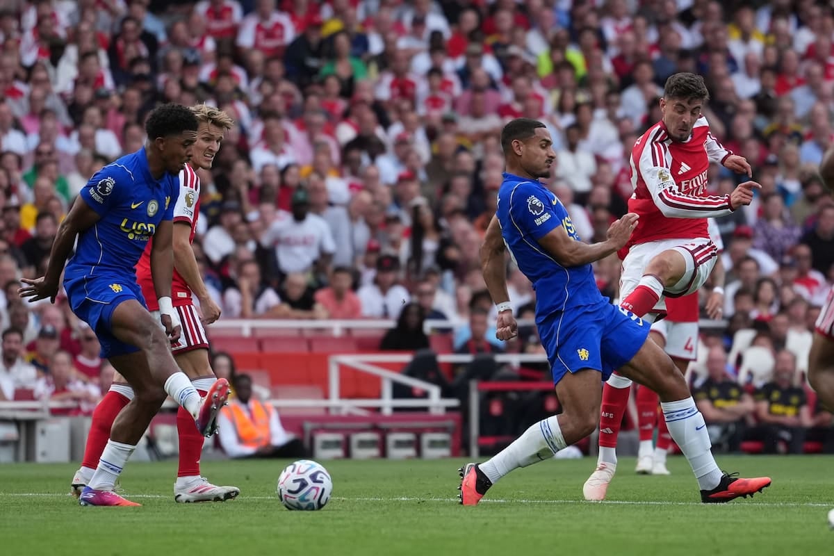 Arsenal se sacó de encima a Chelsea con una remontada a la carrera y manda en soledad