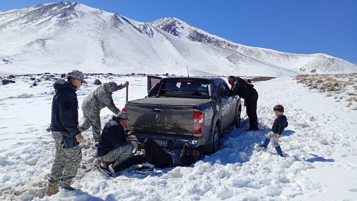 Quince kilómetros a pie sobre la nieve: la odisea de una vecina de Tigre para salvar a su familia en la cordillera neuquina