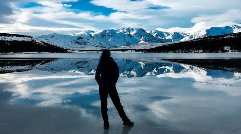 El norte neuquino se prepara para recibir al primer frente antártico del mes con nieve en carpeta