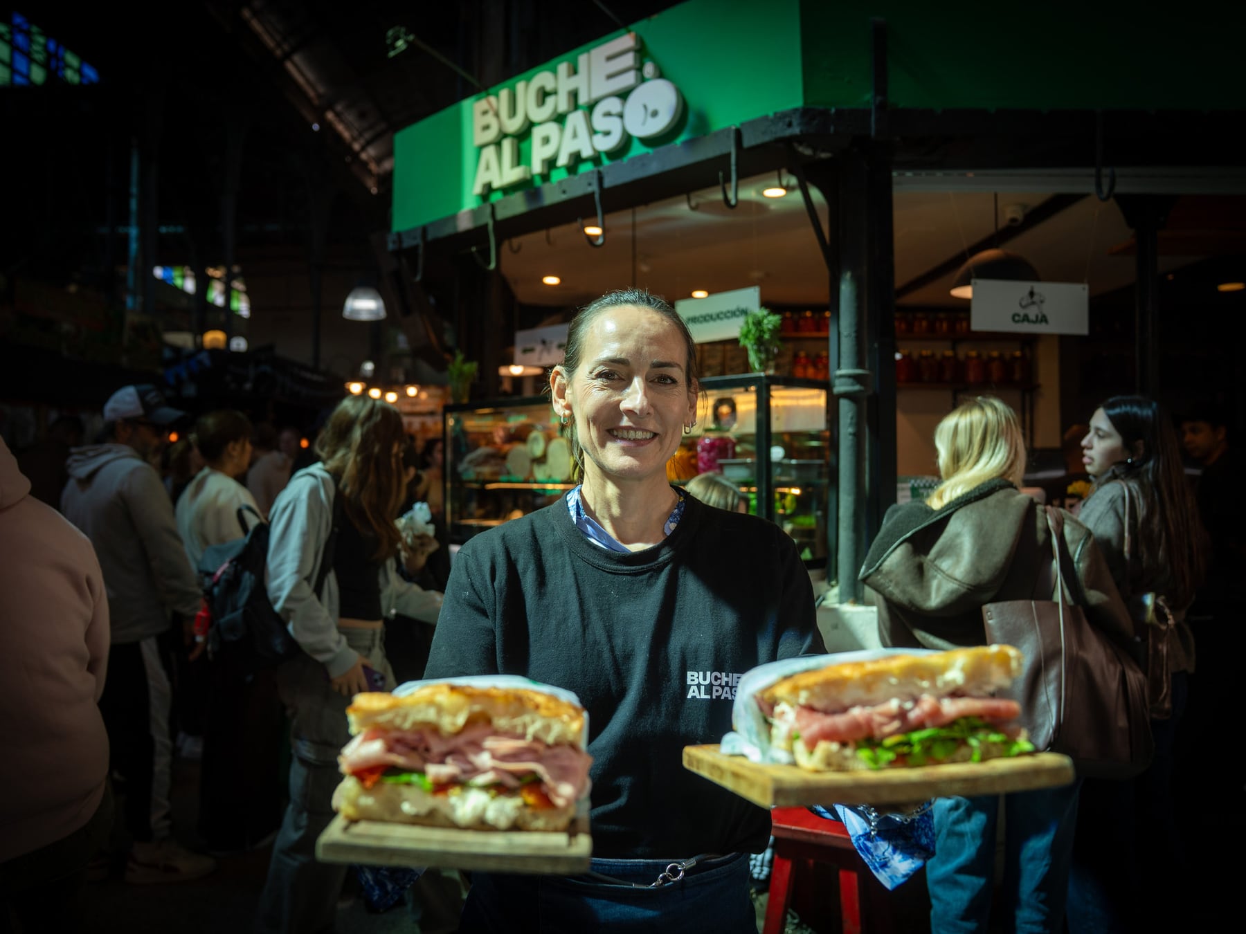 Buche al paso: la schiacciata a la leña que sostiene cien sándwiches diarios en San Telmo