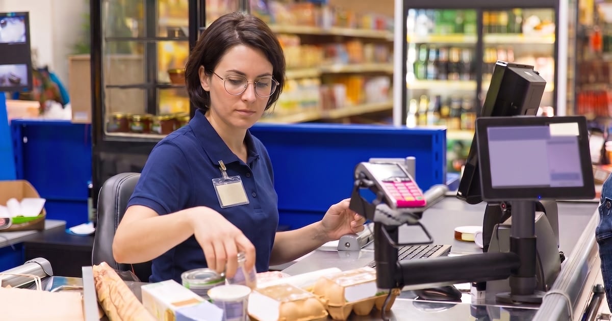 Cajeros de supermercado: con la paritaria de septiembre, los sueldos vuelven a quedar por debajo de la inflación