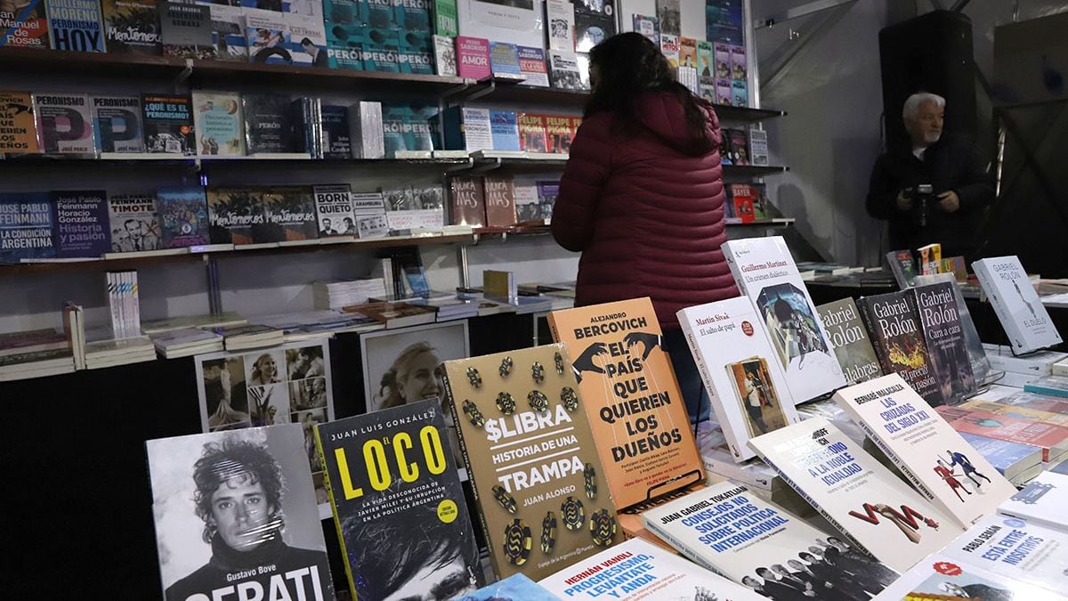 La Feria del Libro de Neuquén abrió sus carpas en el Parque Central con precios que invitan a armarse la biblioteca