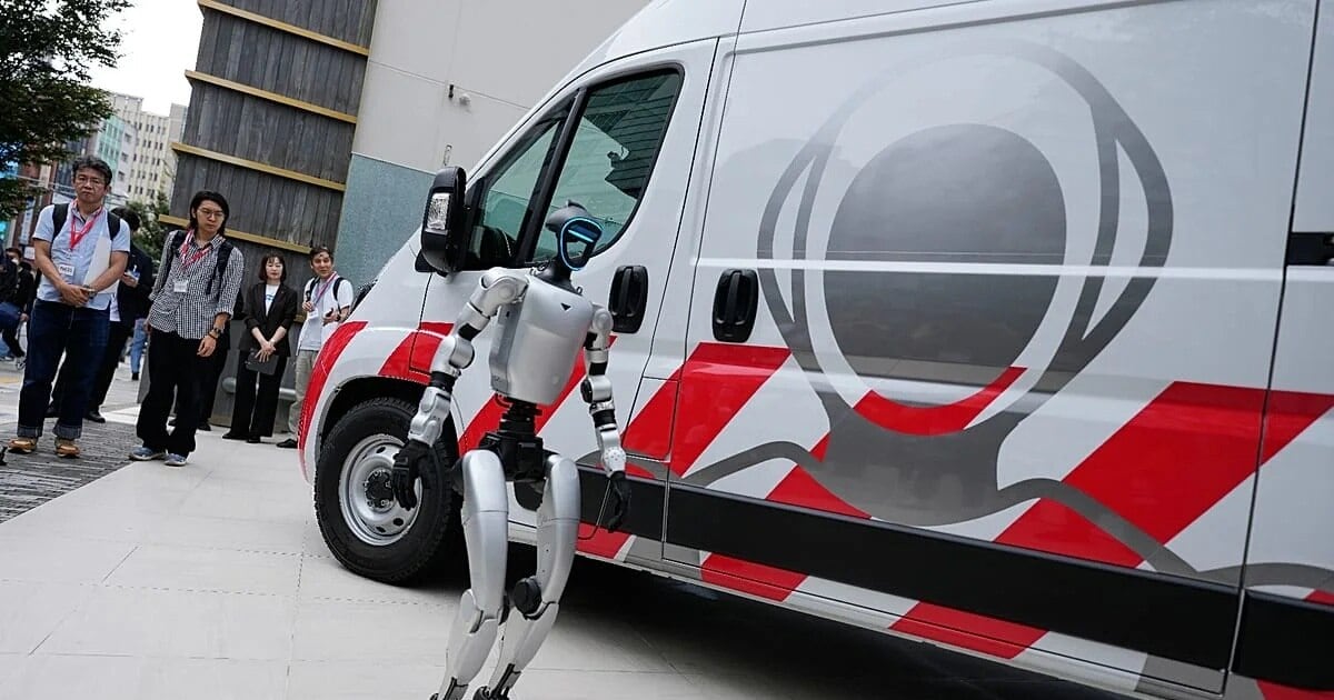 Una ambulancia para robots: Japón sale a reparar humanoides a domicilio