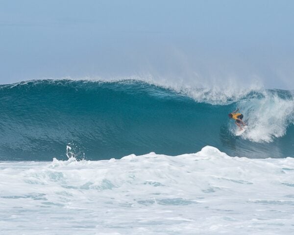 Más de tres décadas después, Point Break vuelve a la carga con ladrones de surfing y persecuciones en formato serial