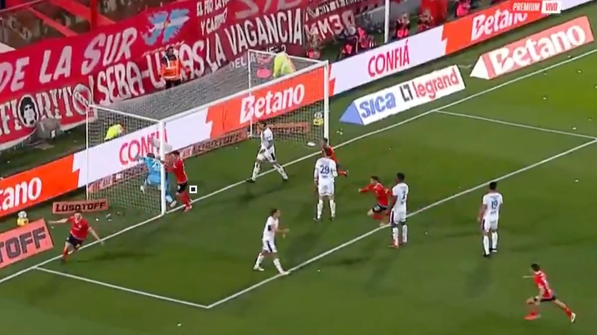 Arrayago, el pibe de 17 que le rompió el debut a Insúa en el clásico de Avellaneda