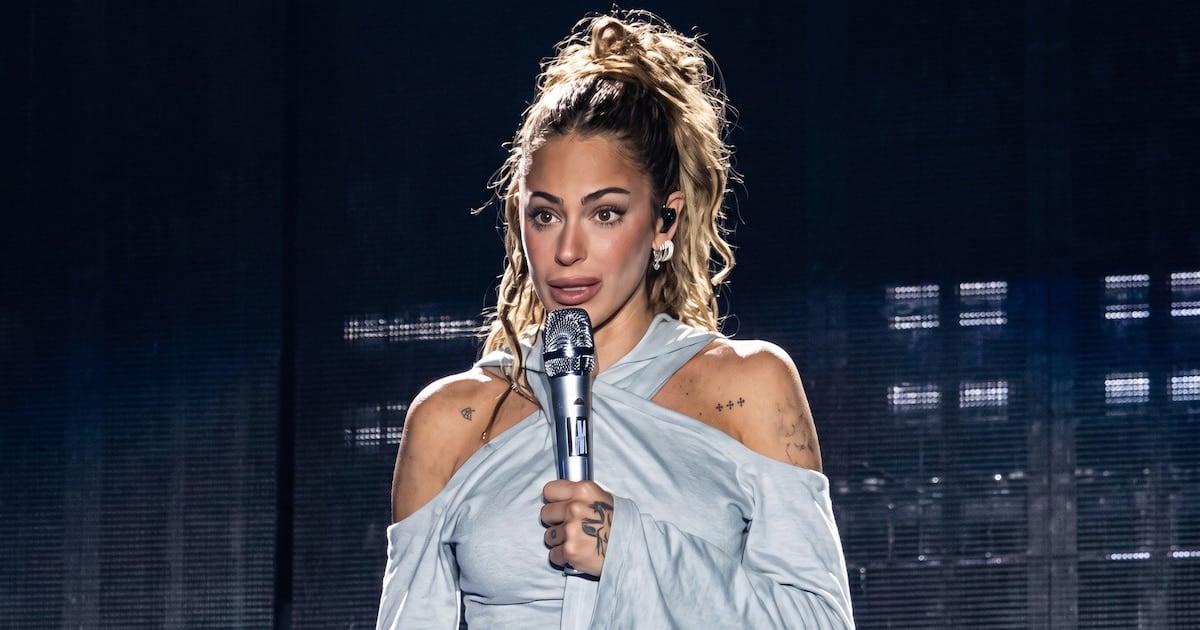 Tini se plantó en el escenario de El Salvador y contó lo que le costó cantar: su depresión, sus terapias y el disco que la obligó a abrirse