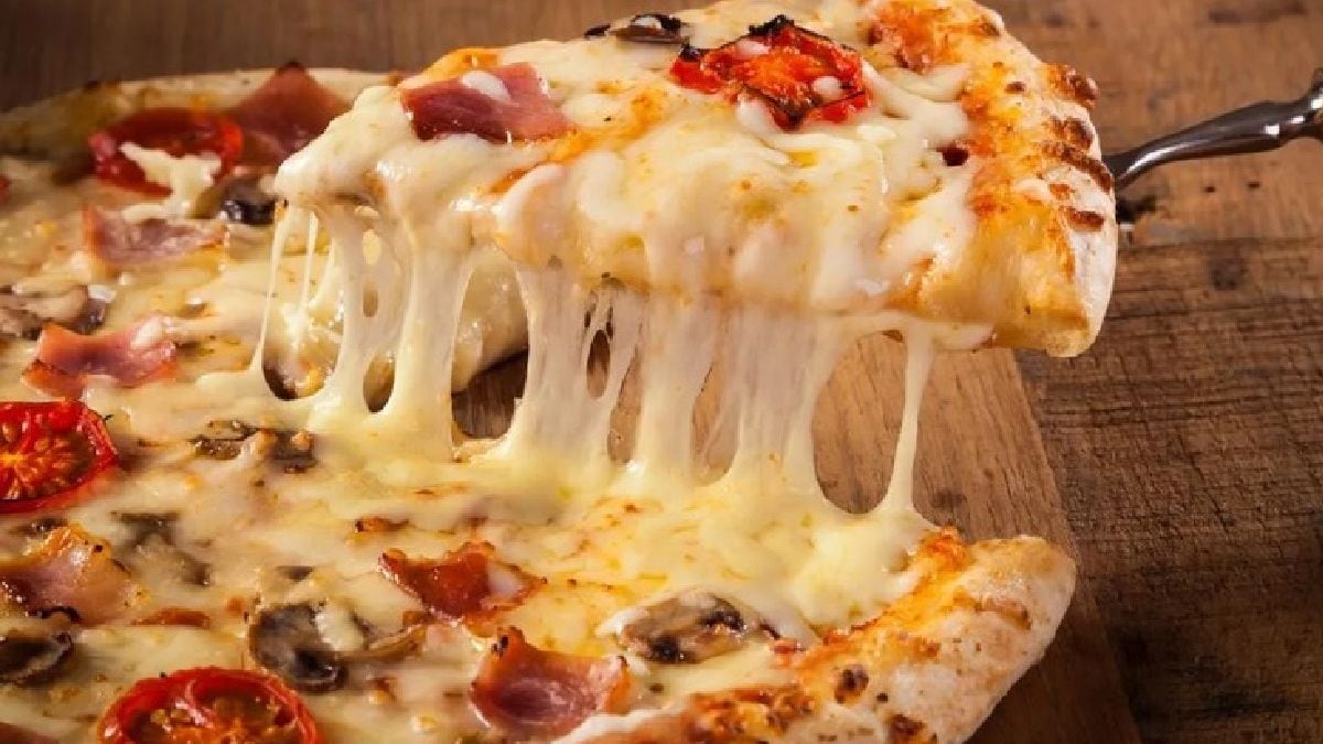 La noche que une hornos y mesas en Neuquén: pizza y empanadas con promo en 14 locales