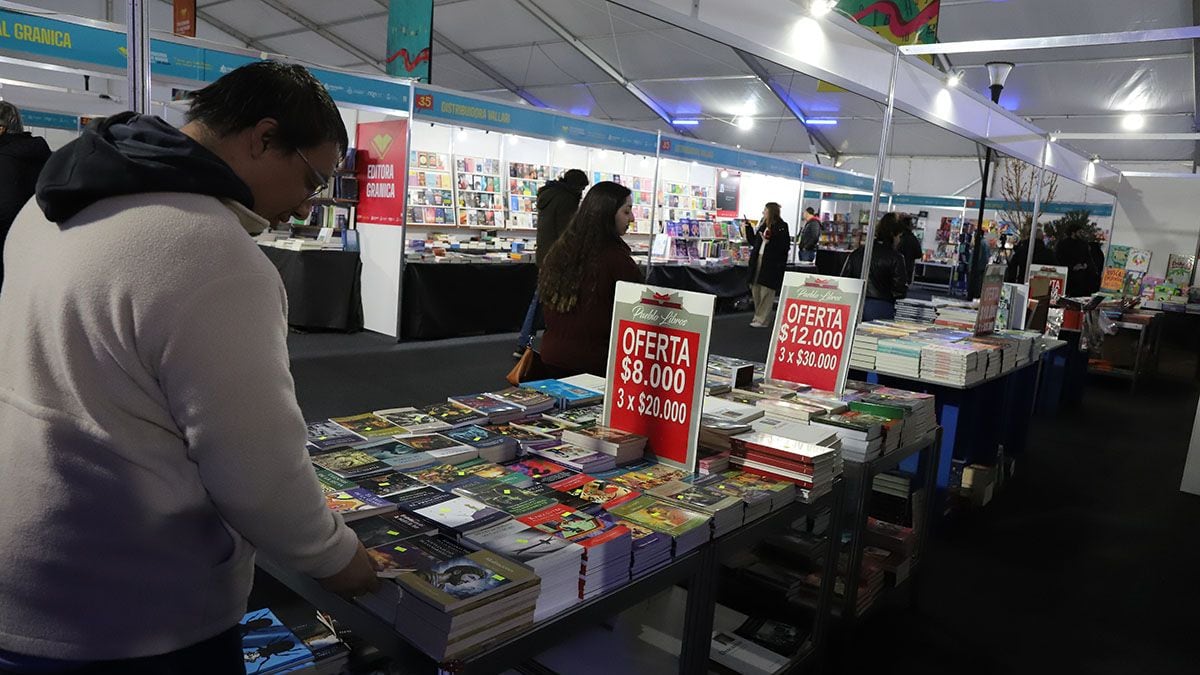 La Feria del Libro de Neuquén se instala con un lab de escritura, cine y la biografía de Berbel para este miércoles