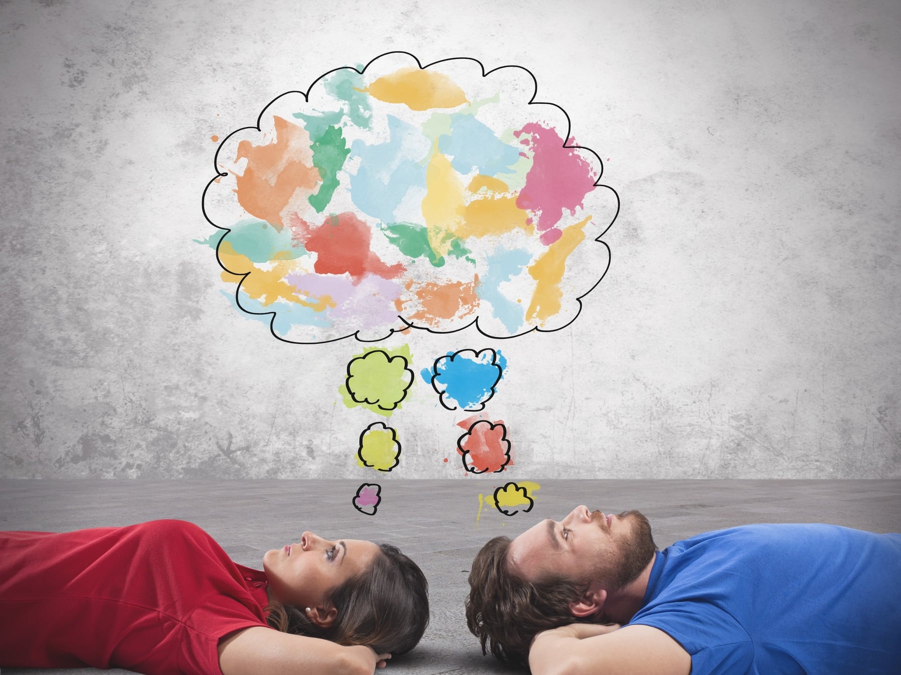 Cuando un mensaje corto se vuelve una discusión: por qué el cerebro completa lo que la pareja no dijo