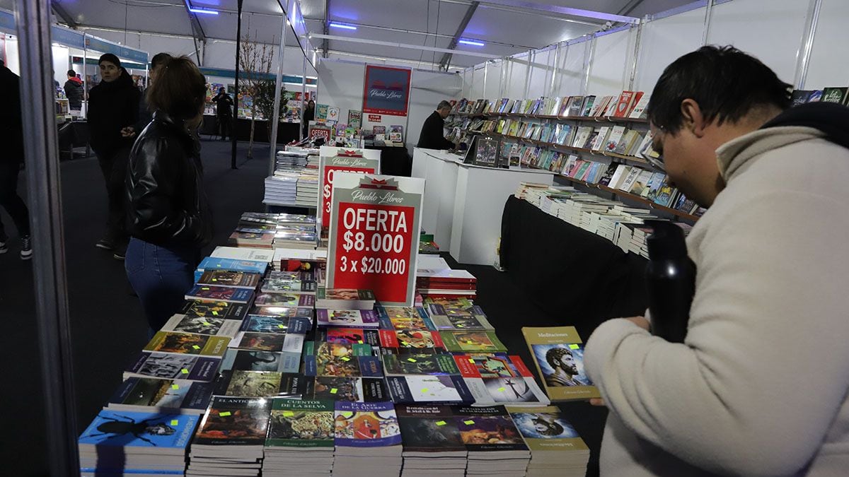 La Feria del Libro de Neuquén se extiende hasta el domingo con talleres, charlas y teatro en las globas del Parque Central