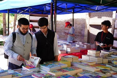 La Feria del Libro de Neuquén entra en su recta final con precios para todos los bolsillos