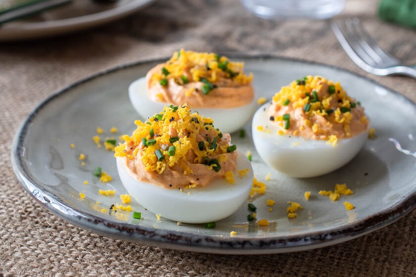Un colador fino para las yemas: el truco de textura que cambia a los huevos rellenos