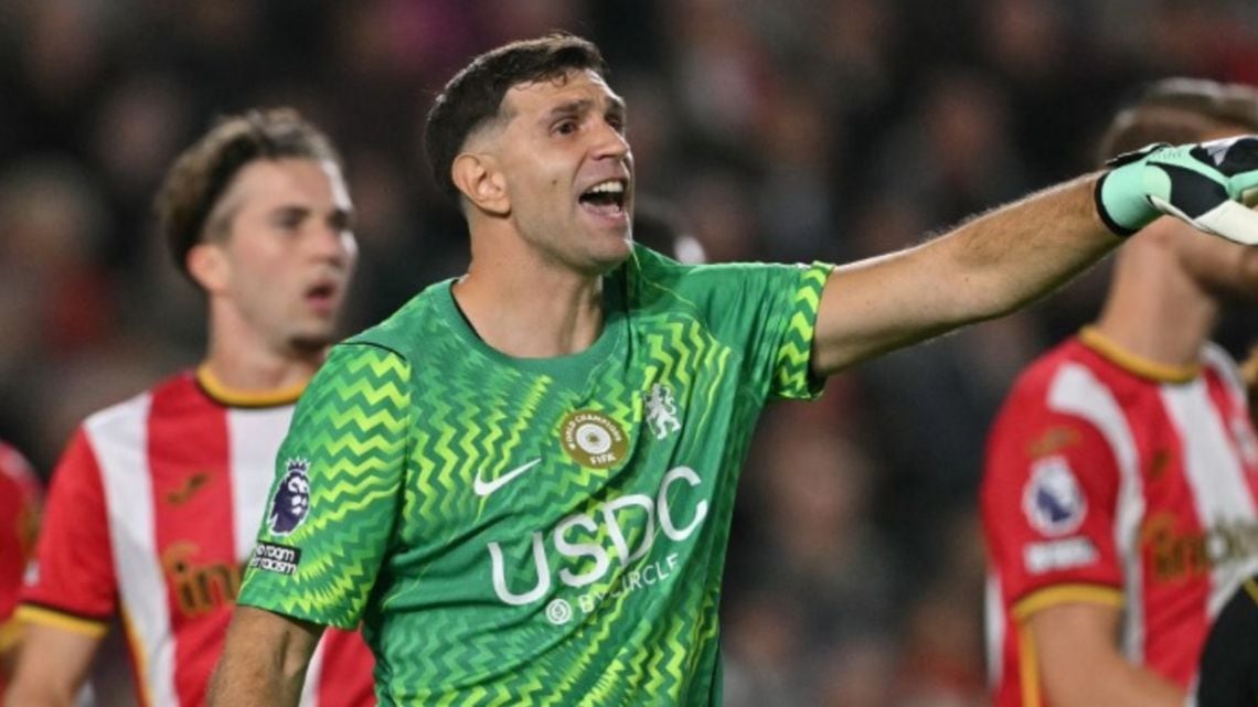 El arco sigue sin cerrarse: Chelsea se comió tres goles de Brentford y Martínez ya suma diez en contra