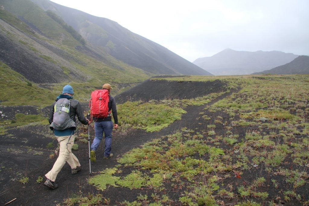Caminar por las entrañas del Malacara, el volcán que se abre en tres colores al sur de Mendoza