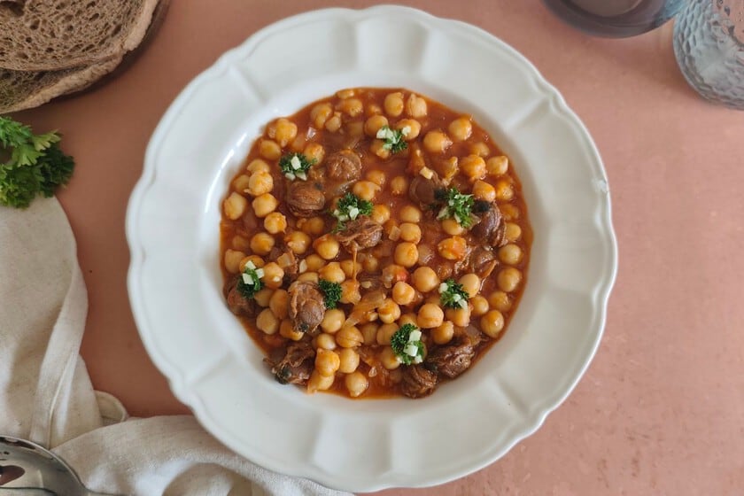 Garbanzos y zamburiñas: un guiso rápido de legumbres y conservas para resolver la semana