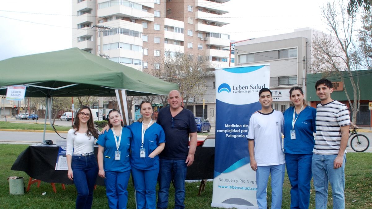 Una plaza, un tensiómetro y una idea que se repite: la presión alta no se tolera por la edad