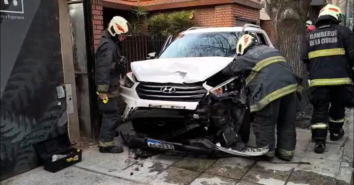 Un auto terminó sobre la vereda tras chocar contra varios rodados estacionados en Palermo