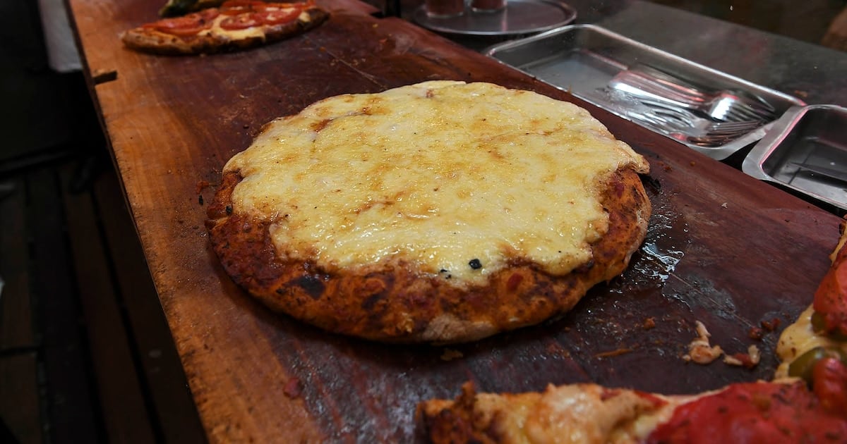 Una noche en Güerrín: cómo se reparten los $51.390 de una cuenta con pizza, fainá y cerveza