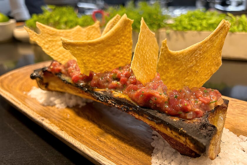 Carne cruda, tuétano caliente y brasas del Bajo Guadalquivir en una barra del centro de Sevilla