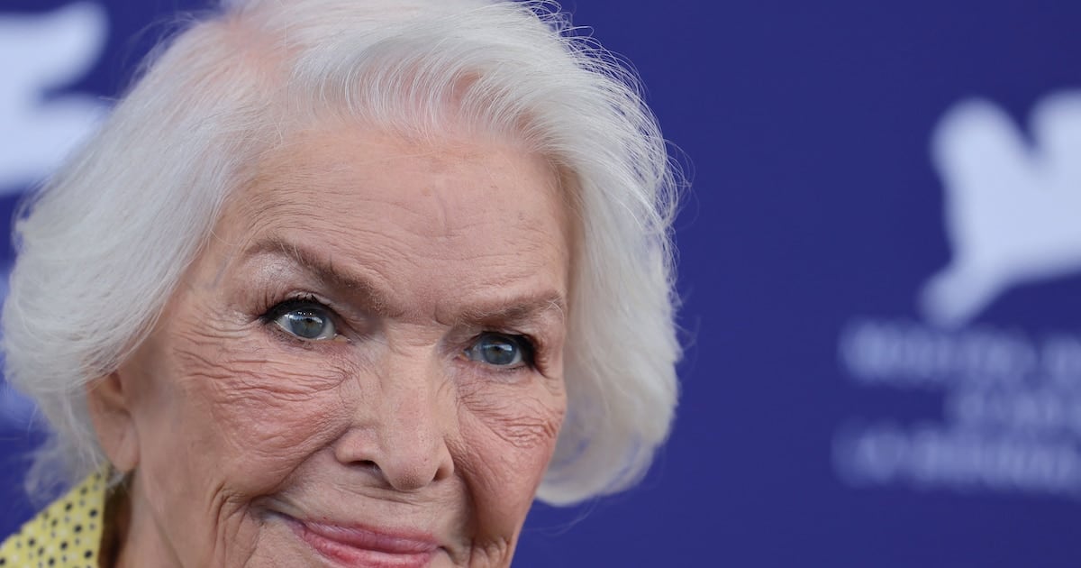 A los 93, Ellen Burstyn camina, levanta peso y entrena cada día: qué dice su rutina y por qué importa a cualquier edad