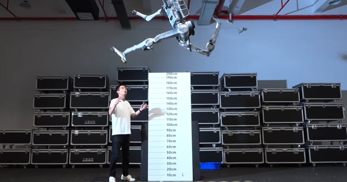 La mujer que le enseña a un robot a cortar verduras y le pagan por eso