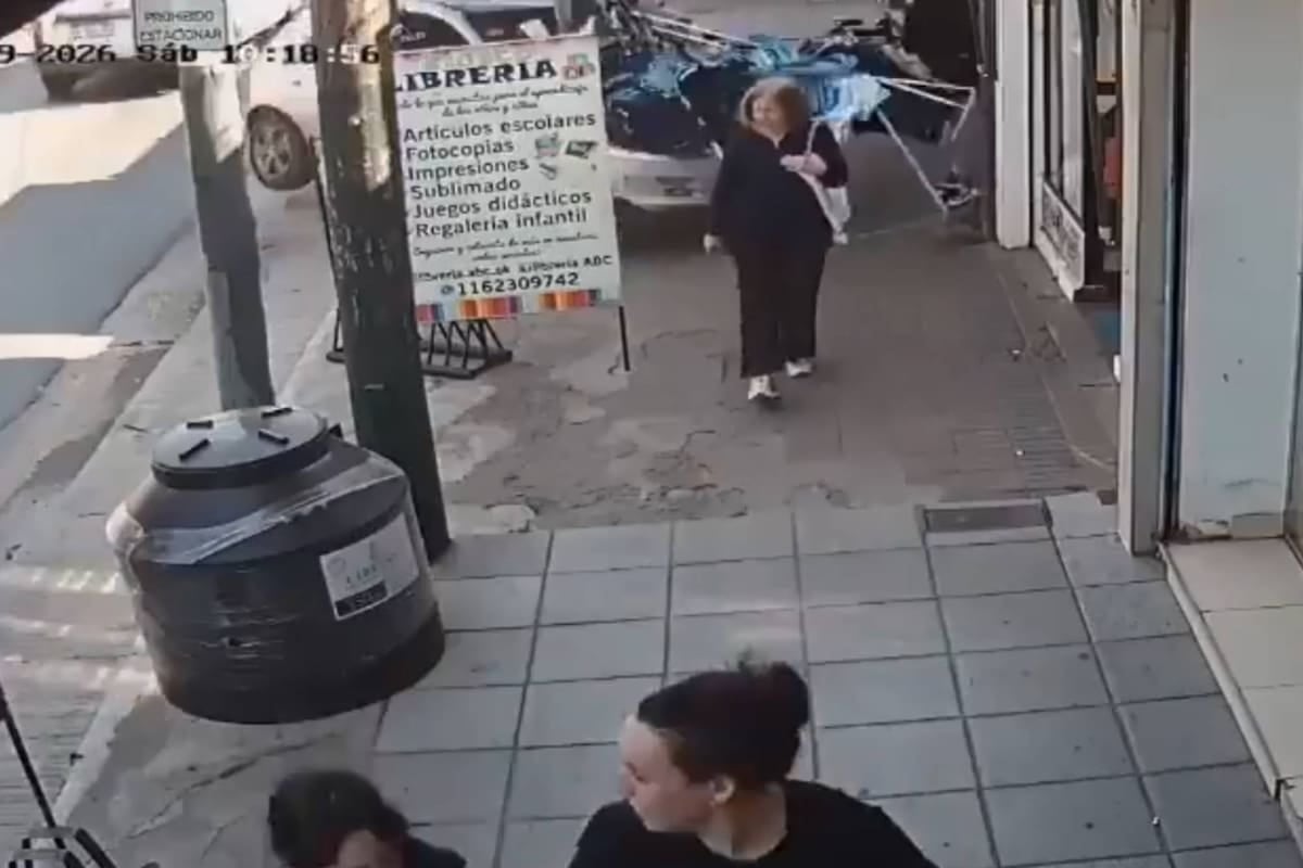 Una joven resultó herida al ser embestida por un auto que terminó contra un comercio en Almirante Brown