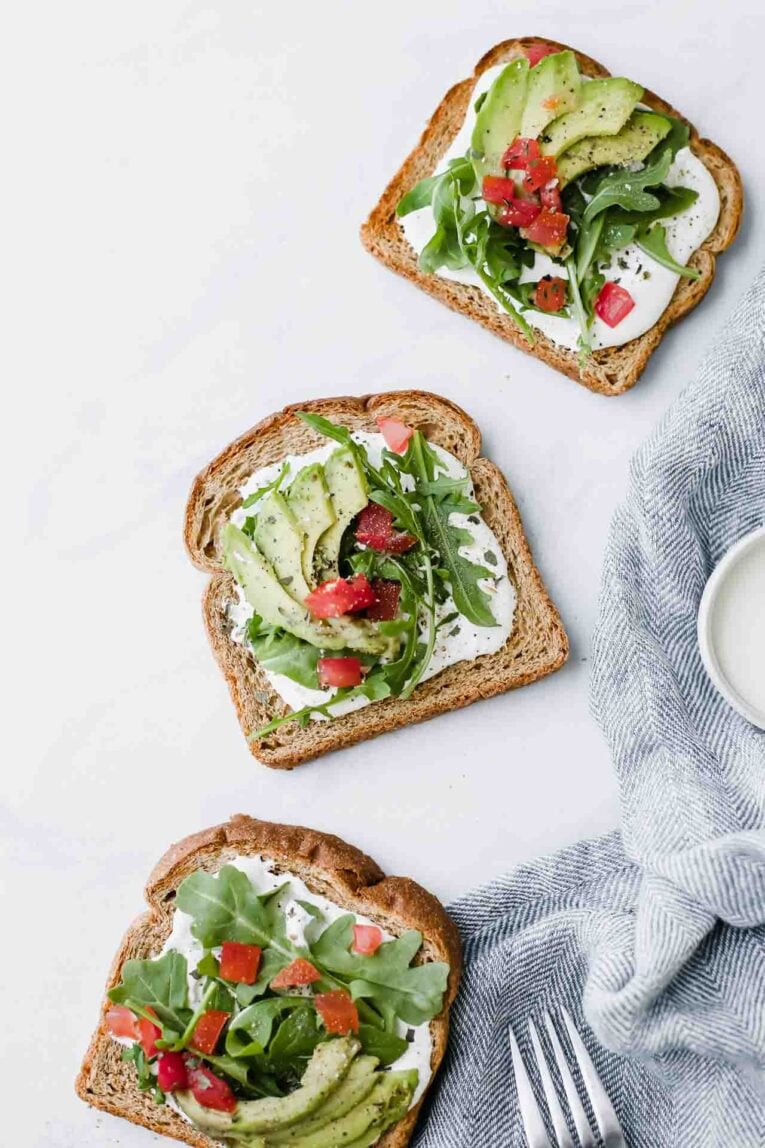 Tostadas con palta: cinco combinaciones para resolver el menú diario sin complicarse
