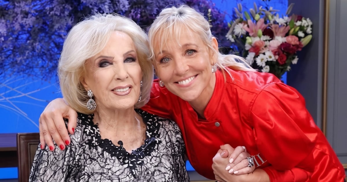 Mirtha Legrand, firme en su silla aunque hoy lejos del living: sigue internada y con la sonrisa intacta
