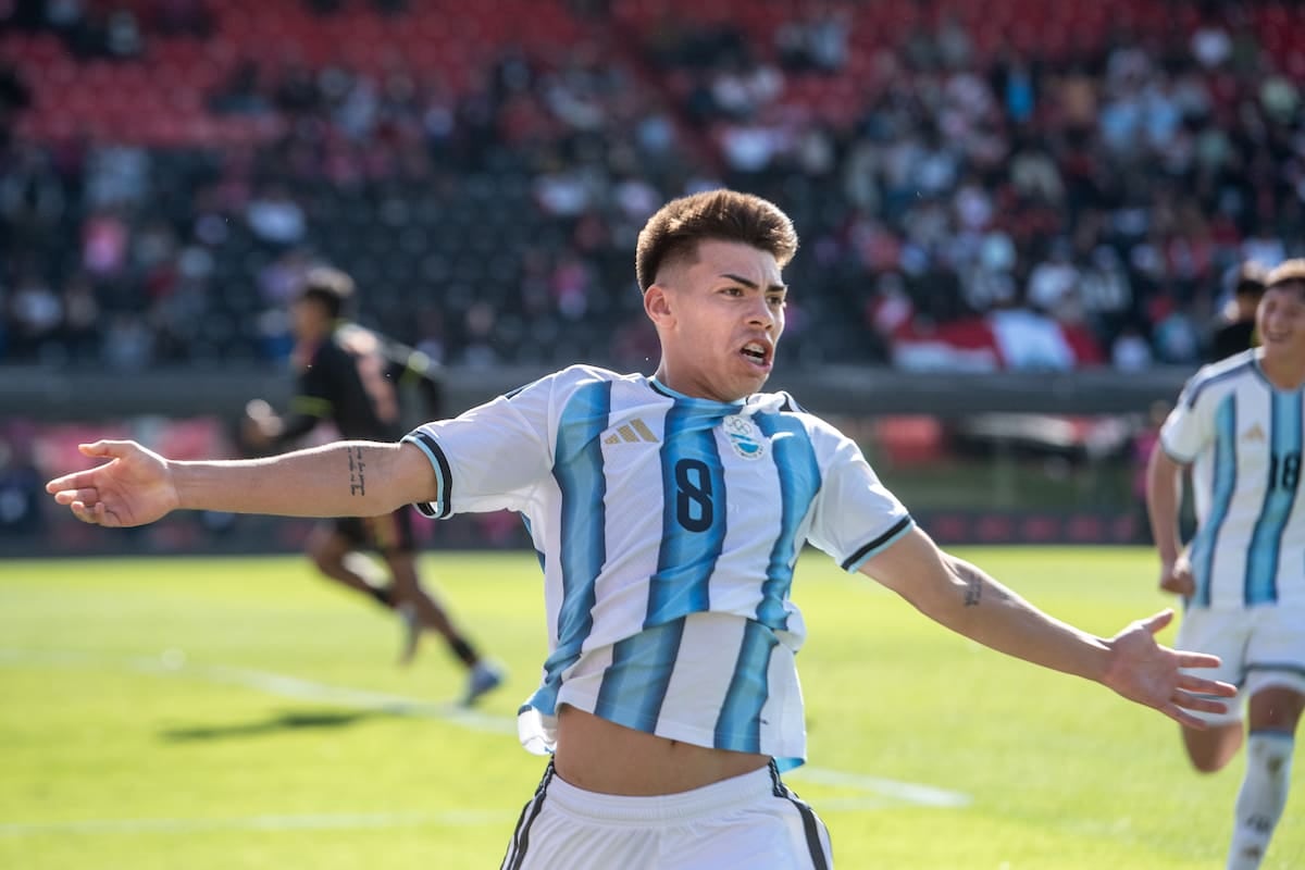 Espíndola la rompió sobre la hora y la Selección va por la dorada frente a Paraguay