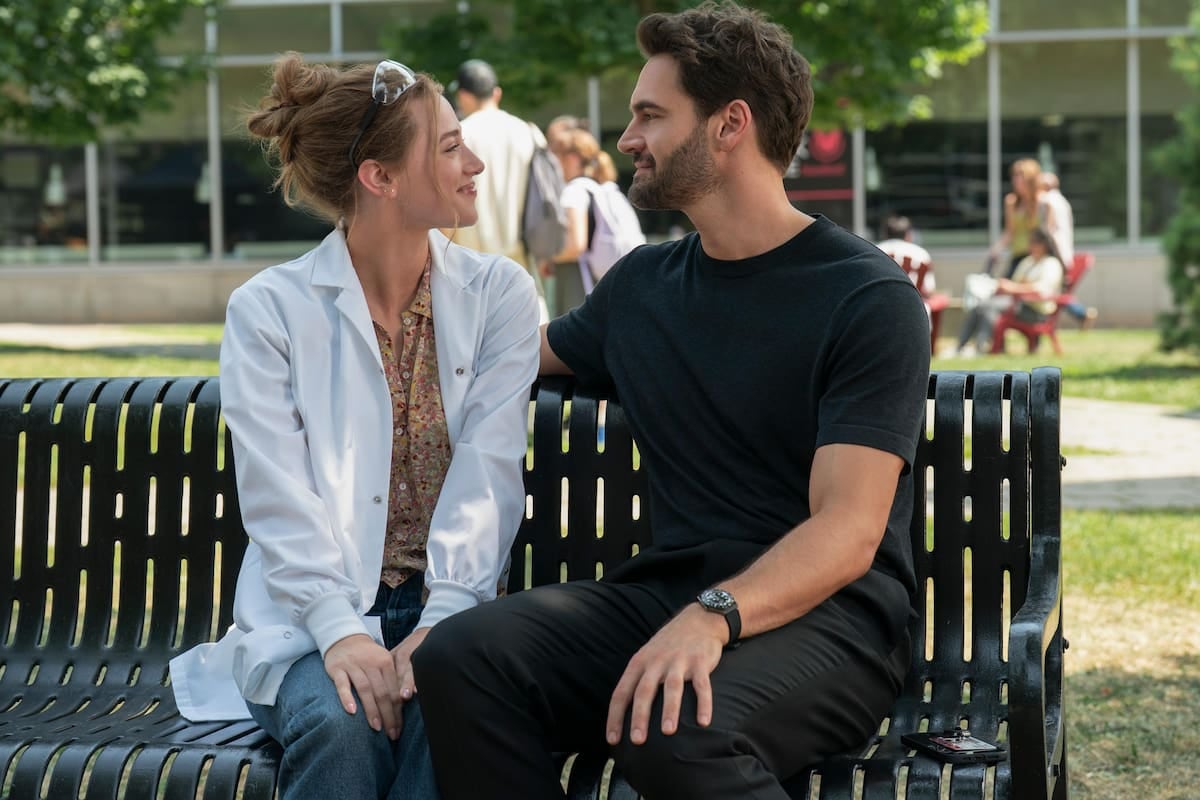 "La hipótesis del amor" se instala en Prime Video con Lili Reinhart y Tom Bateman como una pareja a la que le conviene fingir