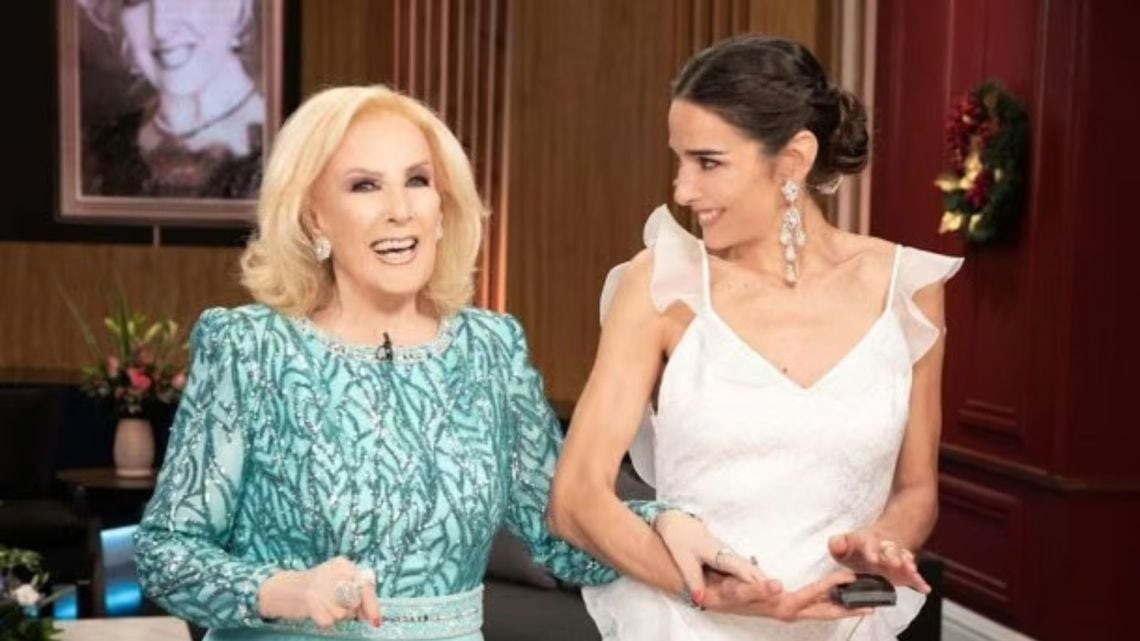 Juana vuelve a la mesa del sábado a la noche y al mediodía del domingo: Mirtha se queda en el sanatorio y la producción le suelta la mano a su hija hasta nuevo aviso