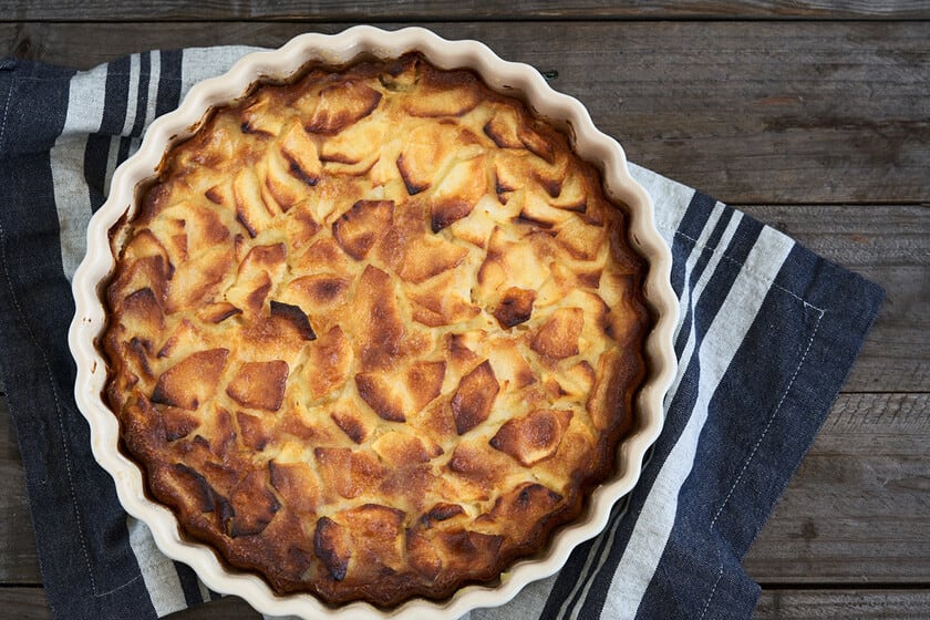 Tarta de manzana con fruta en la masa: cocción breve y glaseado opcional