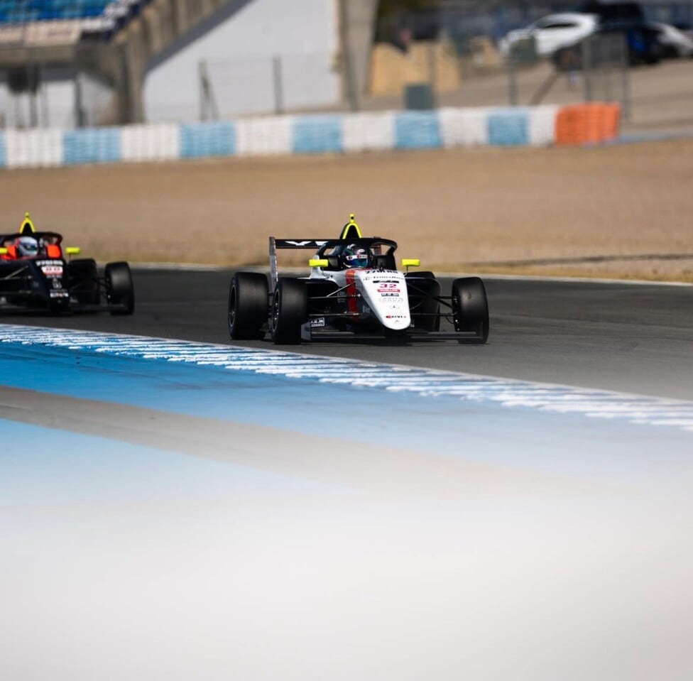 Bulbarella salvó la ropa en Jerez: arrancó último y cruzó 24º en una carrera que fue de todo menos tranquila
