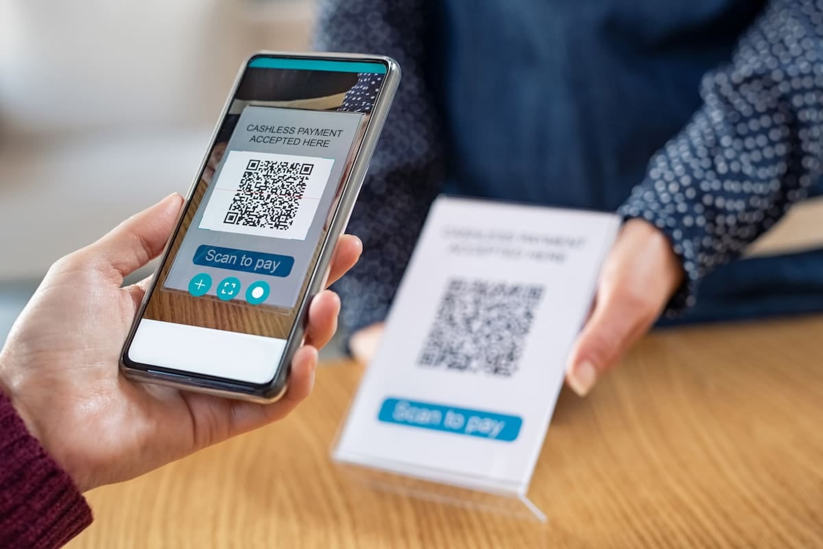 Pagos con QR crecieron 67,5% interanual mientras cayeron las operaciones con tarjetas y los retiros en cajeros