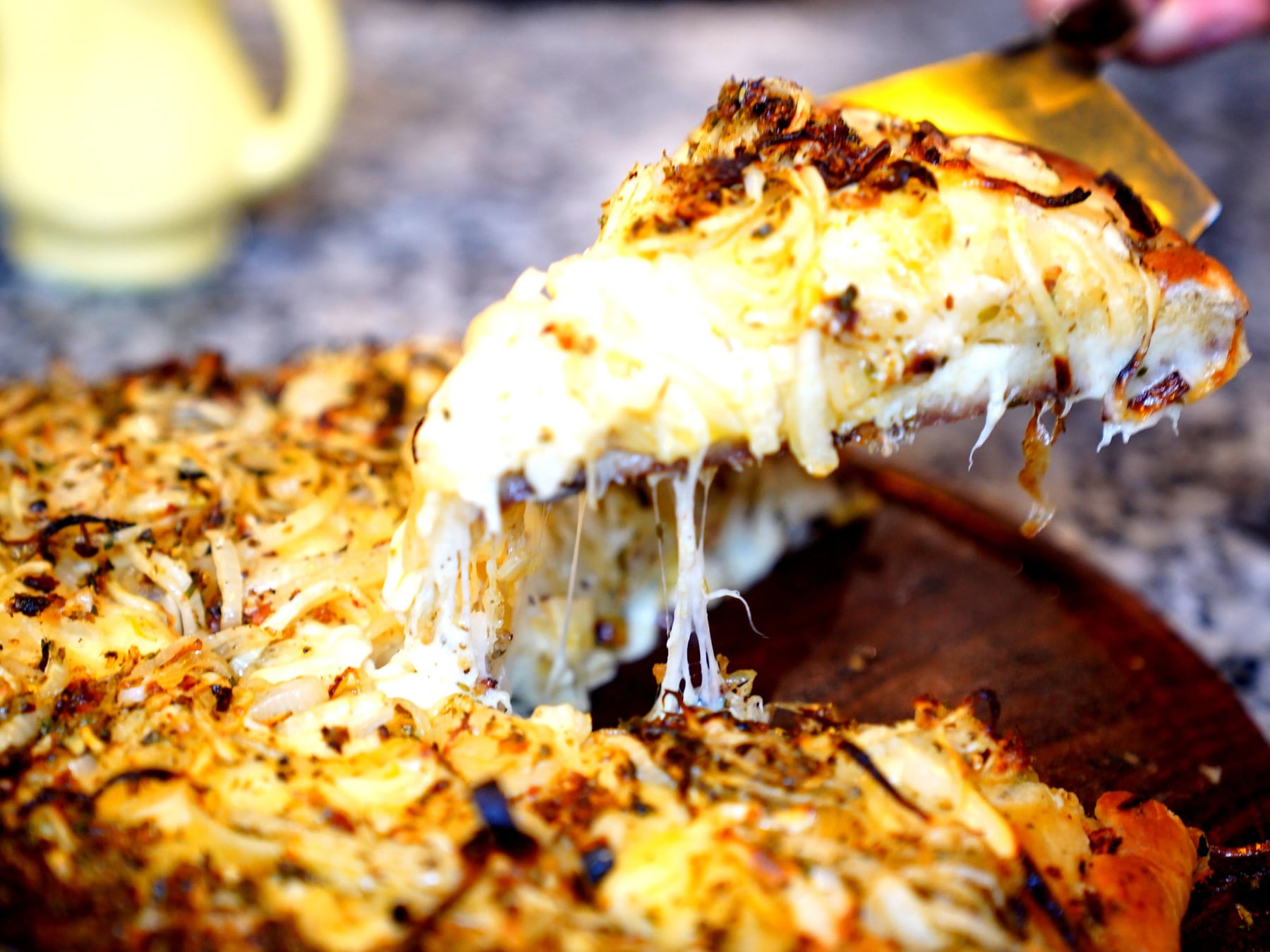 Pizza al corte en seis pizzerías de la Ciudad de Buenos Aires: precios, variedades y modalidades de atención